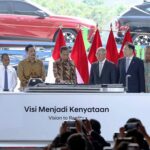 Presiden-Joko-Widodo-saat-meresmikan-pabrik-baterai-mobil-listrik-HLI-Green-Power-di-Karawang-Jawa-Barat